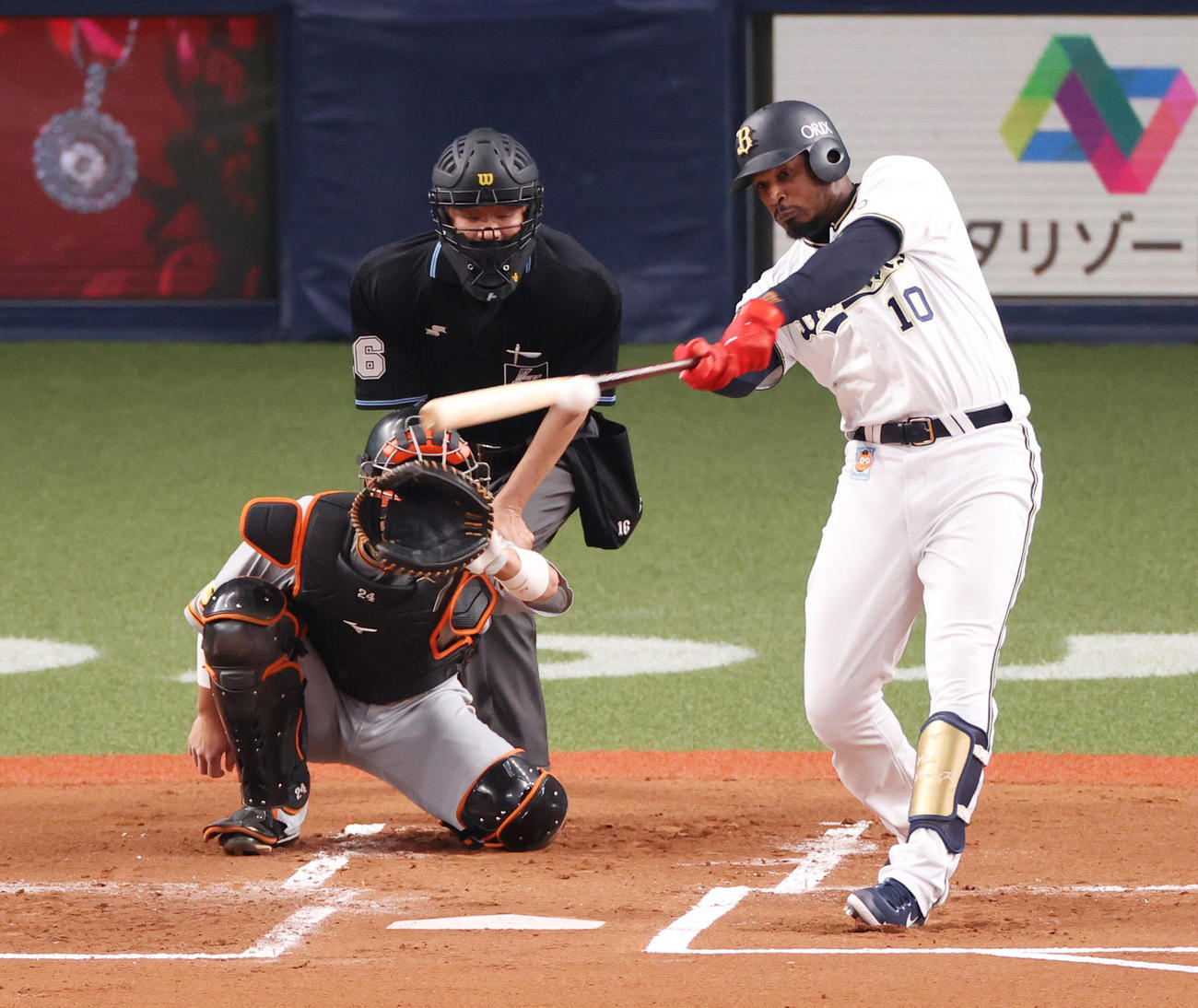 1回裏オリックス2死、左前打を放つアダム・ジョーンズ（撮影・清水貴仁）