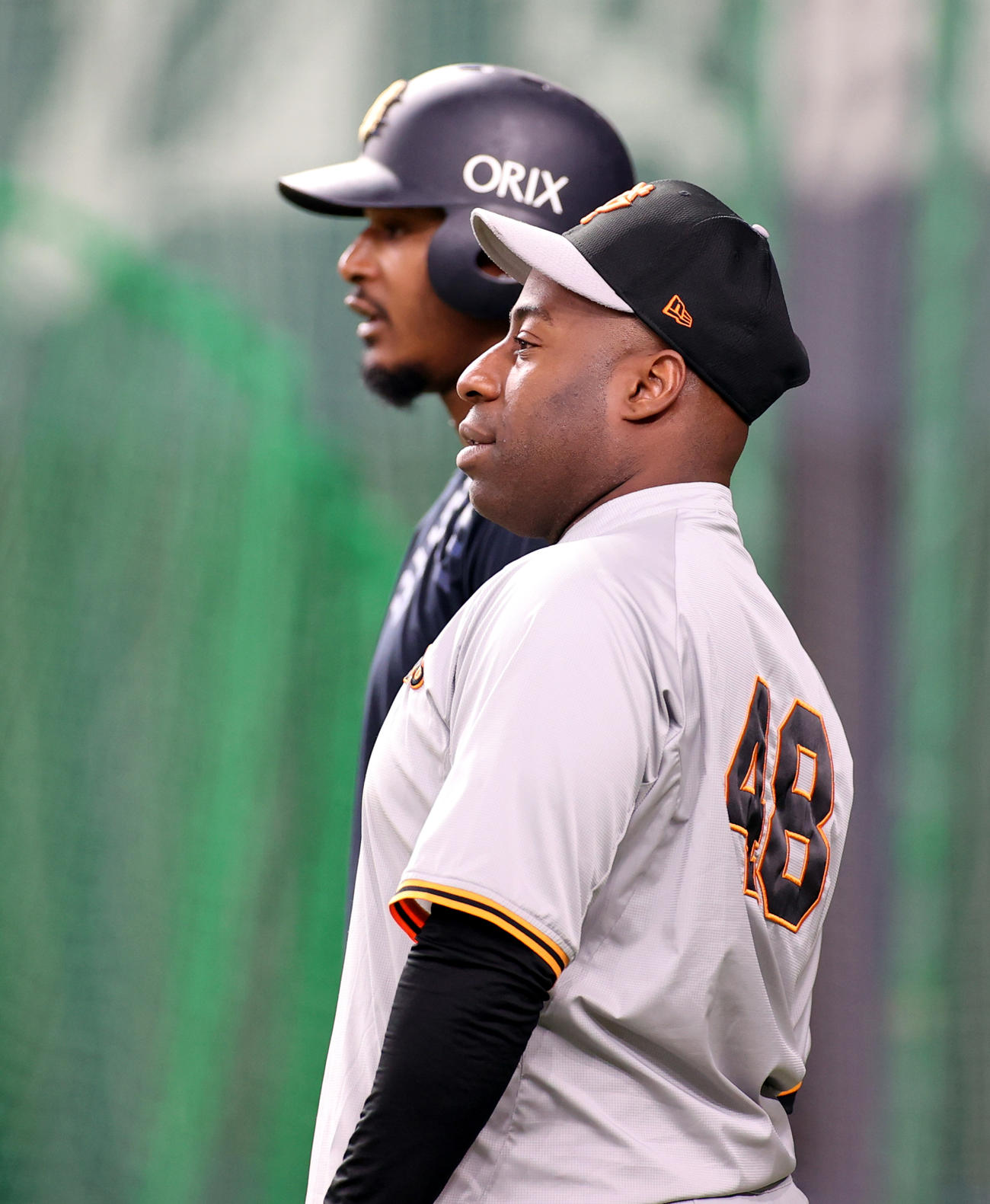 オリックス対巨人　試合前、ジョーンズ（後方）と談笑するウィーラー（撮影・狩俣裕三）