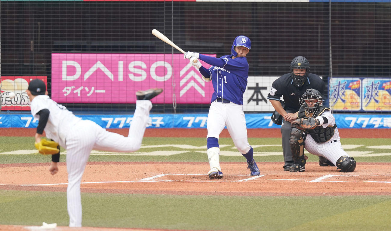 ロッテ対中日　6回表中日無死、京田を一ゴロに仕留める佐々木朗（撮影・鈴木みどり）