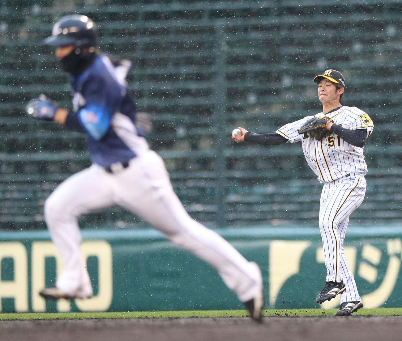 阪神対西武　7回表西武無死一塁、二塁手中野（右）は木村のゴロを捕球し二塁でアウトにする（撮影・上山淳一）