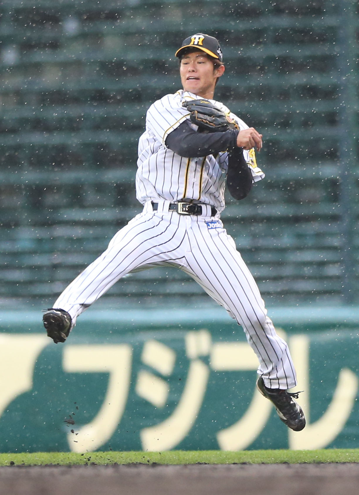 阪神対西武　7回表西武無死一塁、二塁手中野は木村のゴロを捕球し二塁封殺する（撮影・上山淳一）