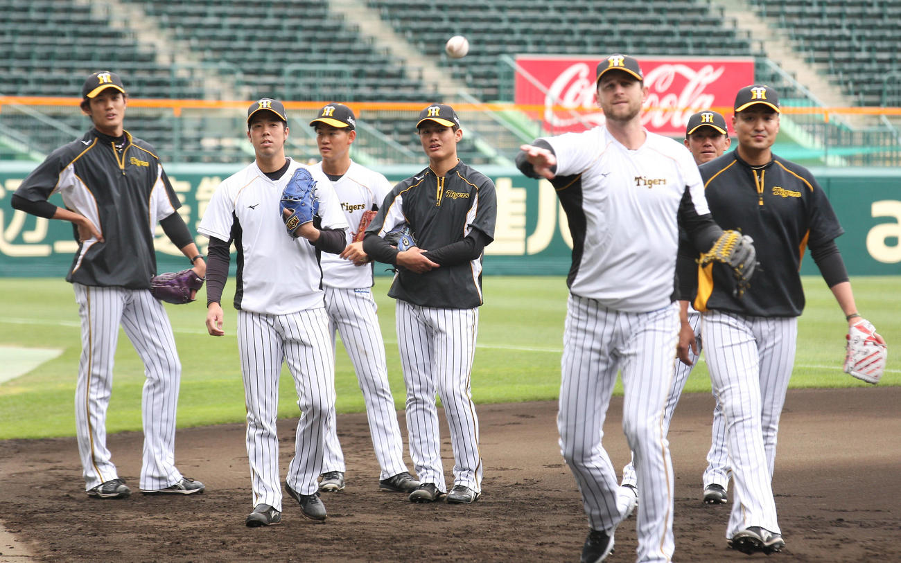 阪神対西武　試合前の練習でノックを受ける（左から）藤浪、青柳、及川、西純、ガンケル、伊藤将、秋山（撮影・上山淳一）