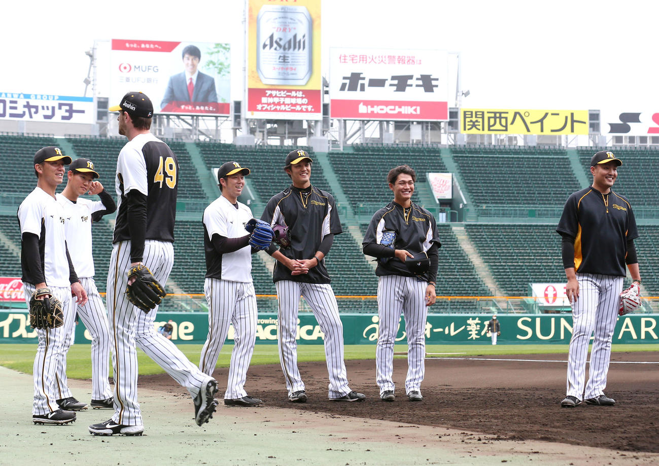 阪神対西武　試合前の練習でノックを受ける（左から）伊藤将、及川、ガンケル、青柳、藤浪、西純、秋山（撮影・上山淳一）