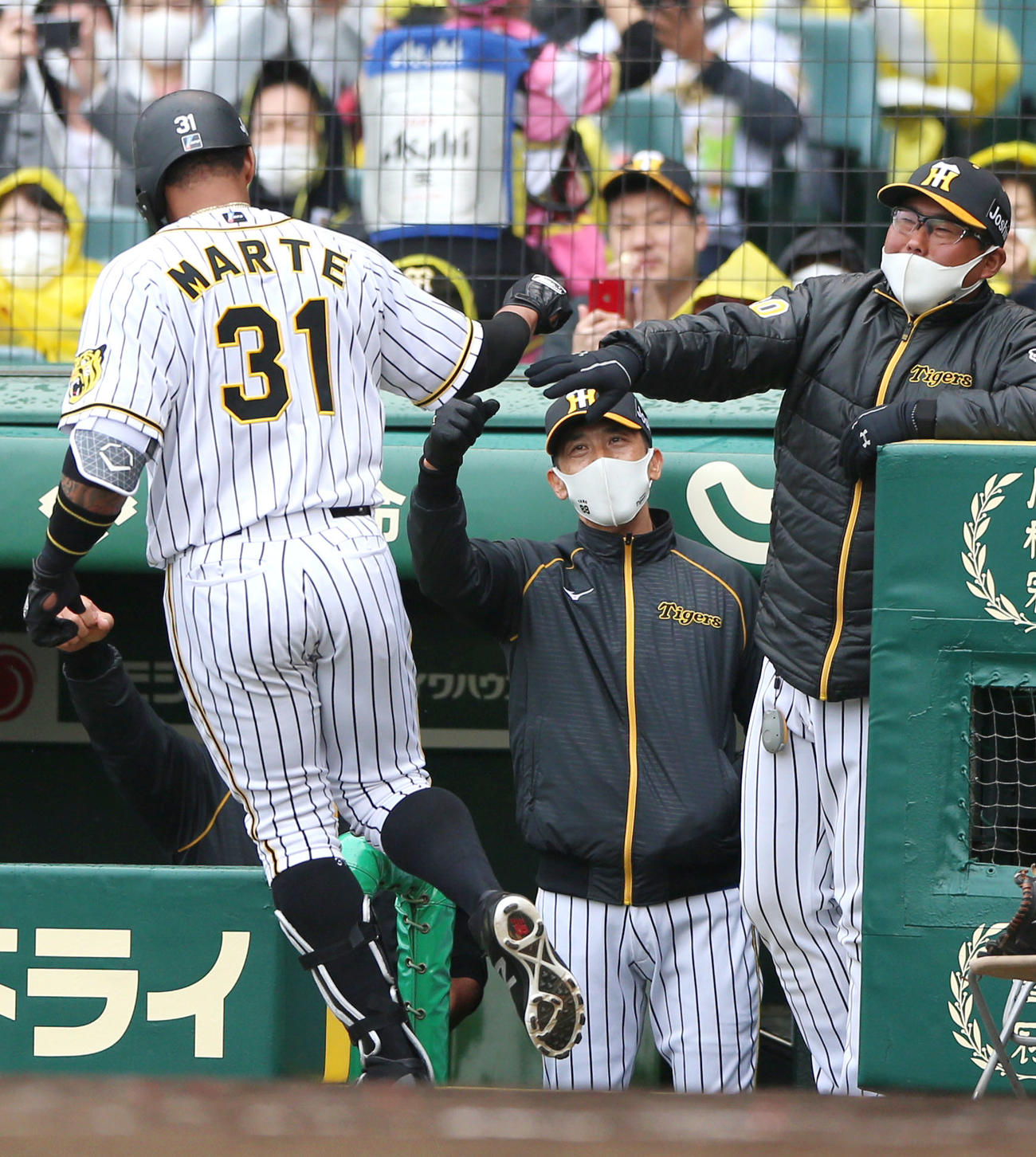 阪神対西武　1回裏阪神2死、矢野監督（中央）は左越え本塁打を放ったマルテ（左）を出迎える、右は北川打撃コーチ（撮影・上山淳一）