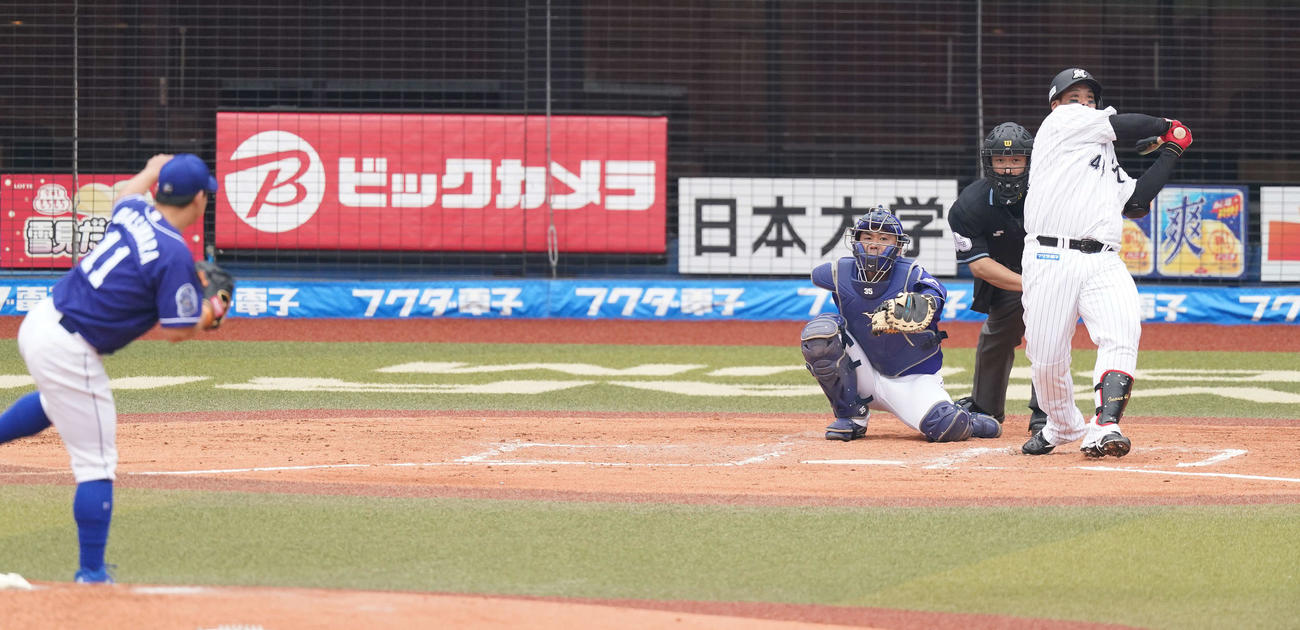 ロッテ対中日　2回裏ロッテ無死、左二塁打を放つ井上。投手小笠原（撮影・鈴木みどり）