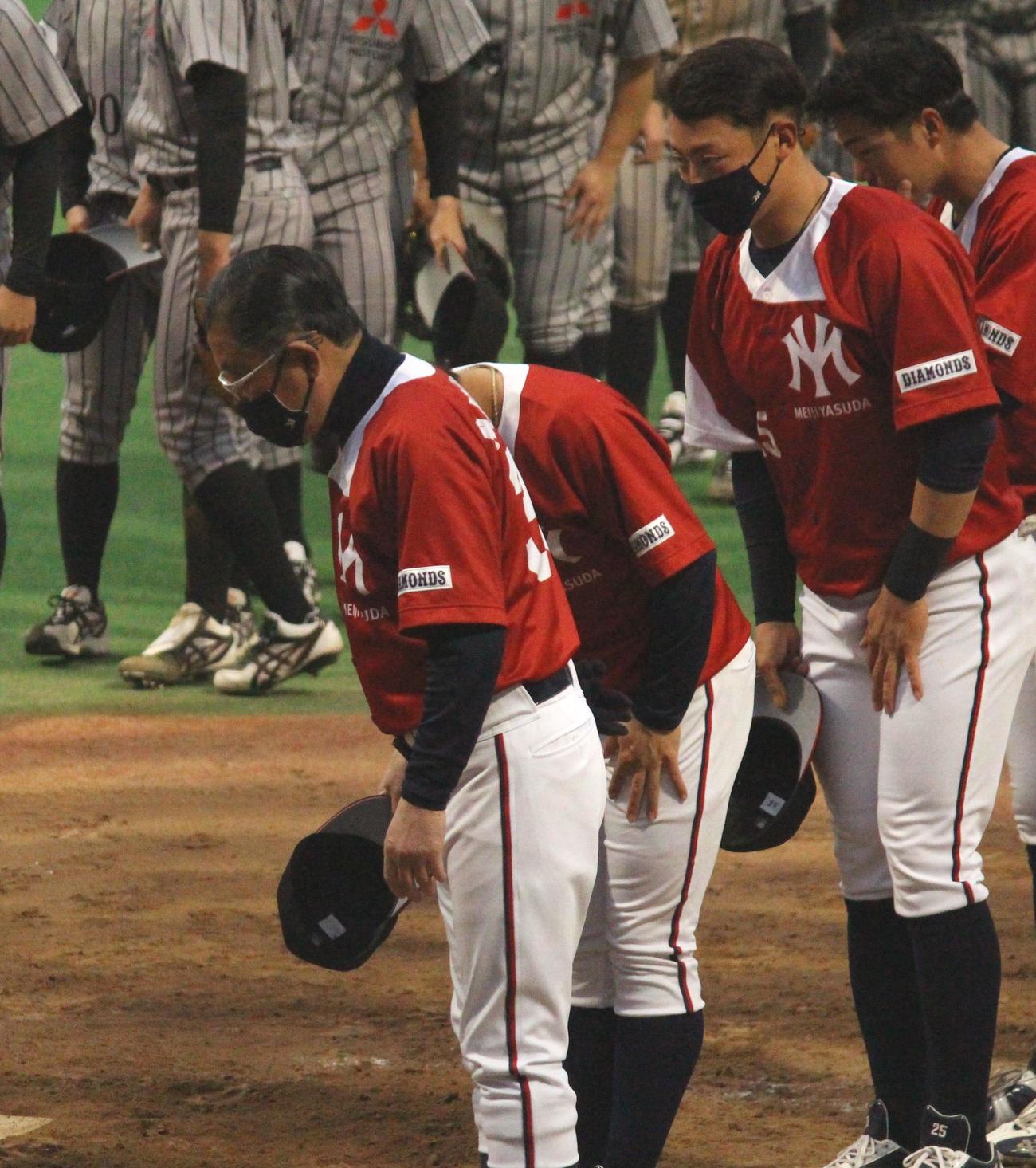 三菱自動車倉敷対明治安田生命　決勝で敗れ、あいさつをする明治安田生命・成島監督（手前）（撮影・保坂恭子）