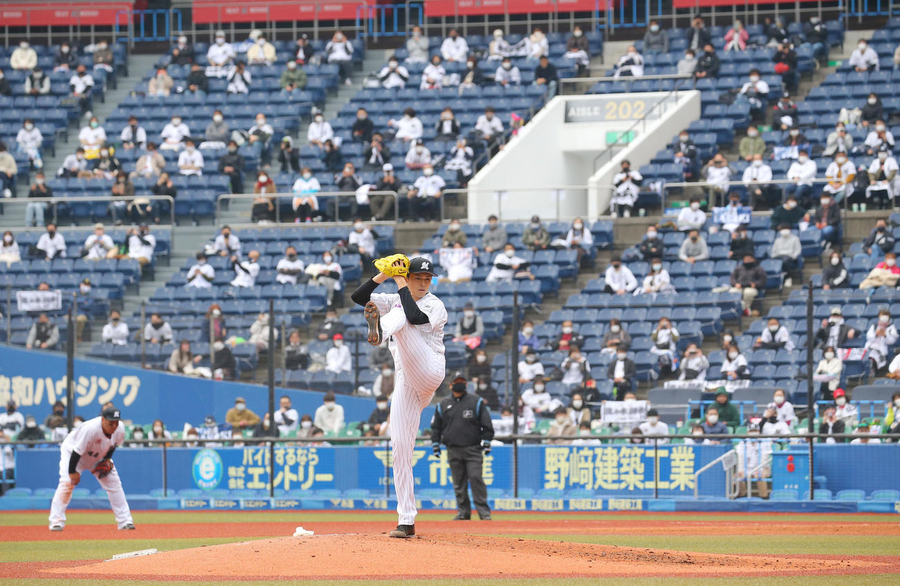 ロッテ対中日　6回表、ロッテ2番手でプロ初登板し力投する佐々木朗（撮影・垰建太）