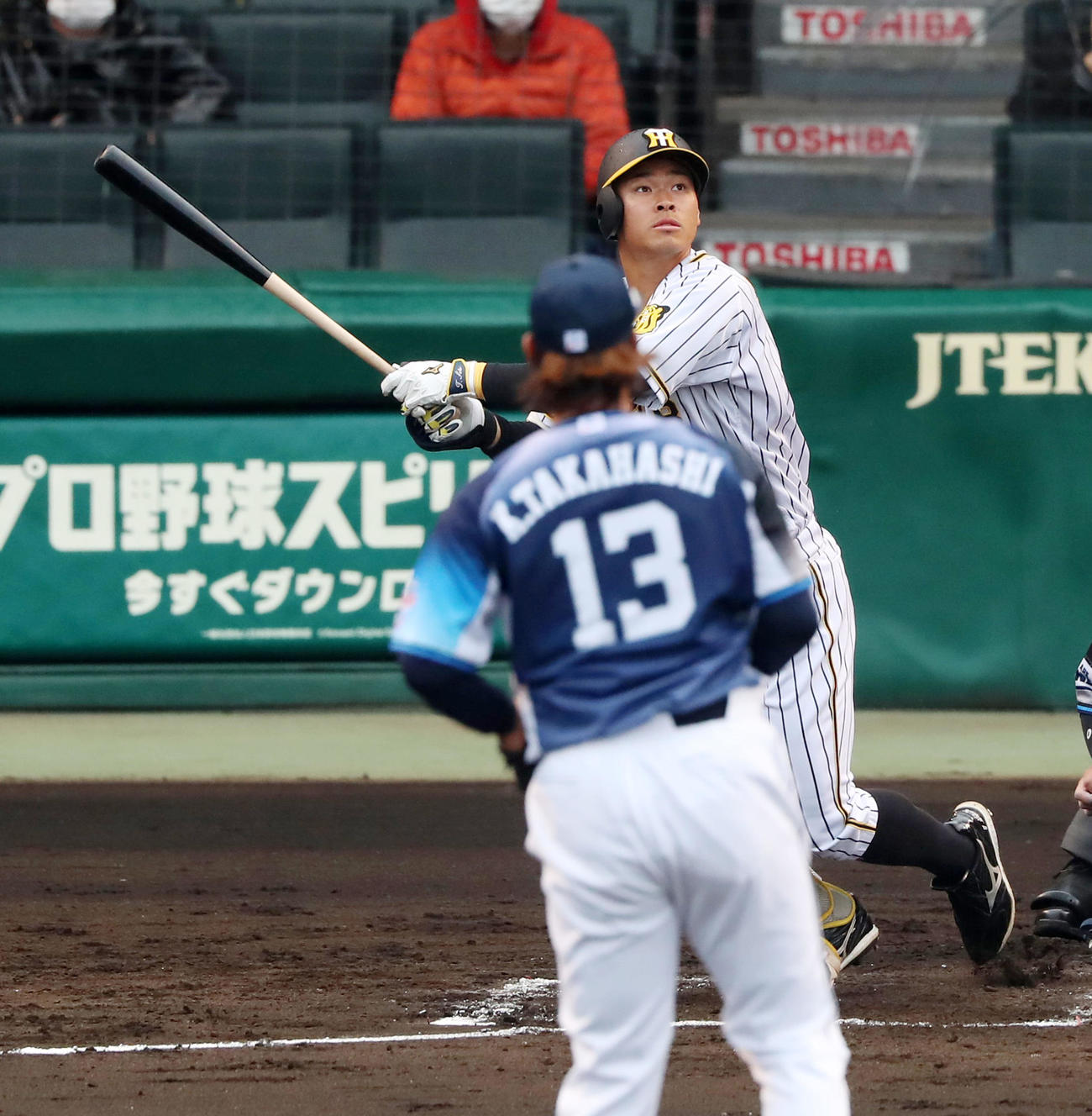 阪神対西武　2回裏阪神無死、佐藤輝は左越え本塁打を放つ、左は高橋（撮影・加藤哉）