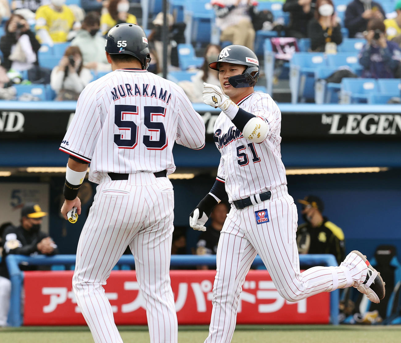 ヤクルト対ソフトバンク　7回裏ヤクルト無死一、二塁、浜田（右）は左越え3点本塁打を放ち、笑顔で村上とグータッチ（撮影・浅見桂子）