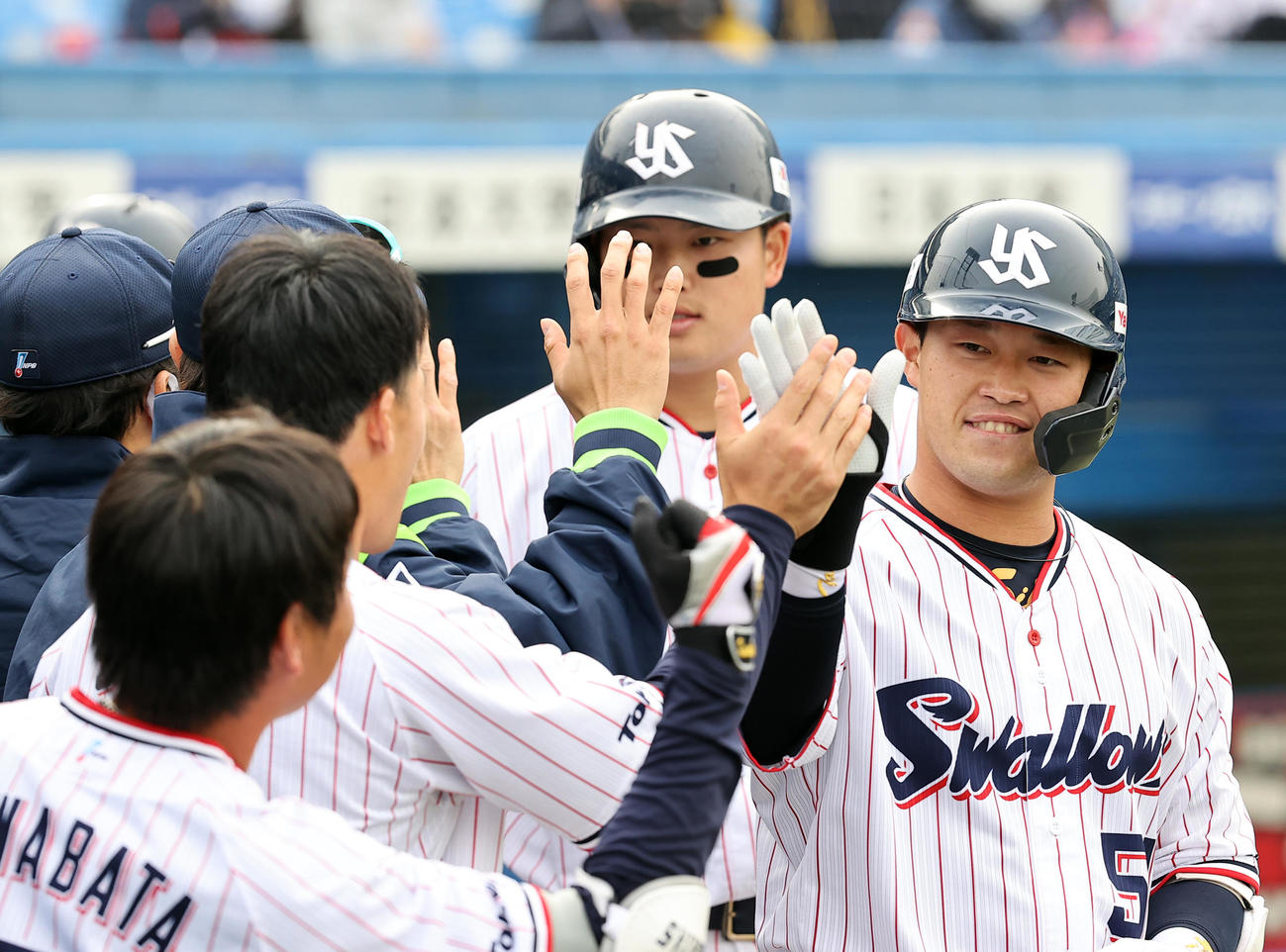 ヤクルト対ソフトバンク　7回裏ヤクルト無死一、二塁、浜田（右）は左越え3点本塁打を放ち、笑顔でナインとハイタッチ。右後方は村上（撮影・浅見桂子）