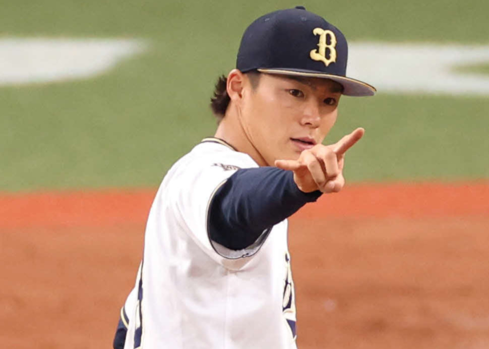 オリックス対巨人　5回表巨人2死、野手とアウトカウントを確認する山本（撮影・清水貴仁）