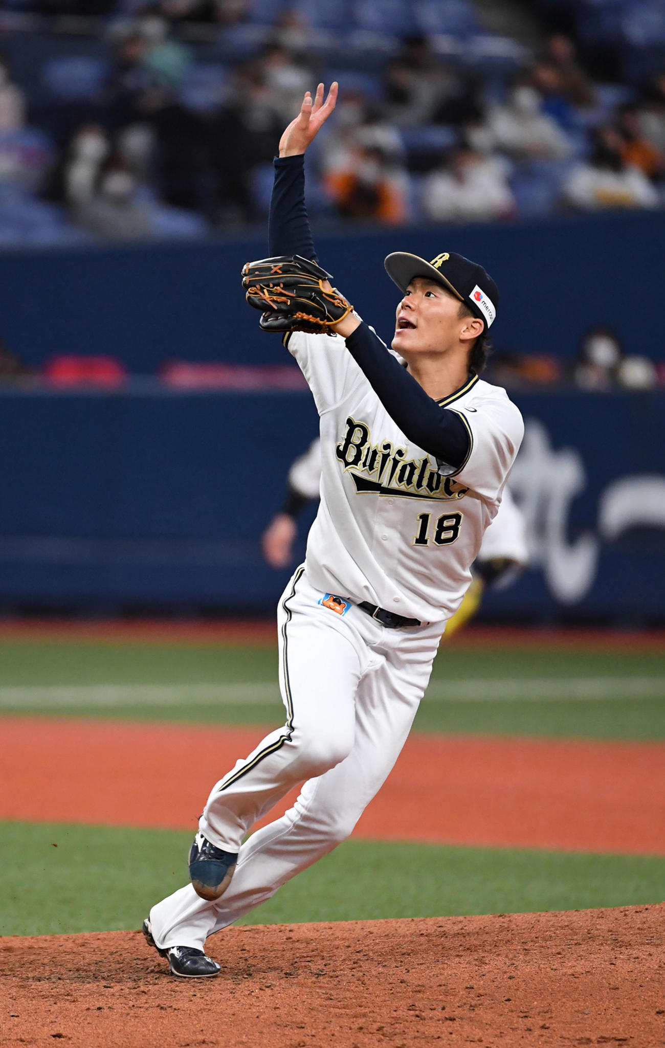 オリックス対巨人　4回表巨人無死、梶谷の投ゴロを捕球する山本（撮影・前岡正明）