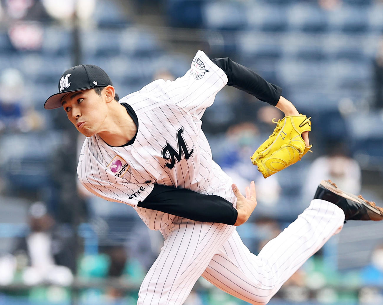 6回表、ロッテ2番手で登板し力投する佐々木朗（撮影・垰建太）