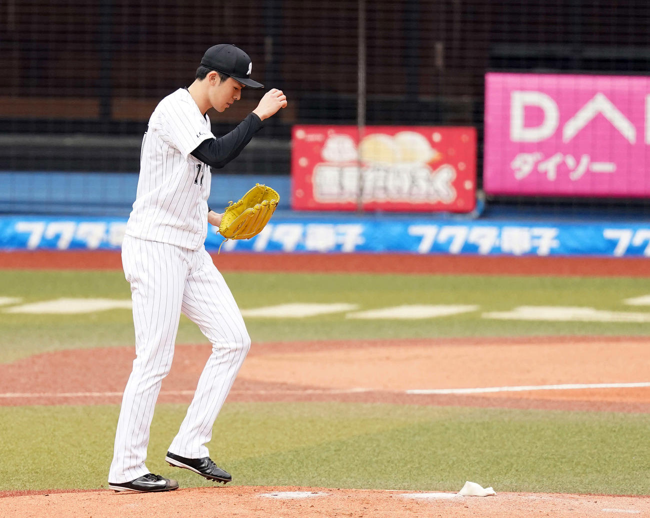 6回表、マウンドへ向かうロッテ佐々木朗（撮影・鈴木みどり）
