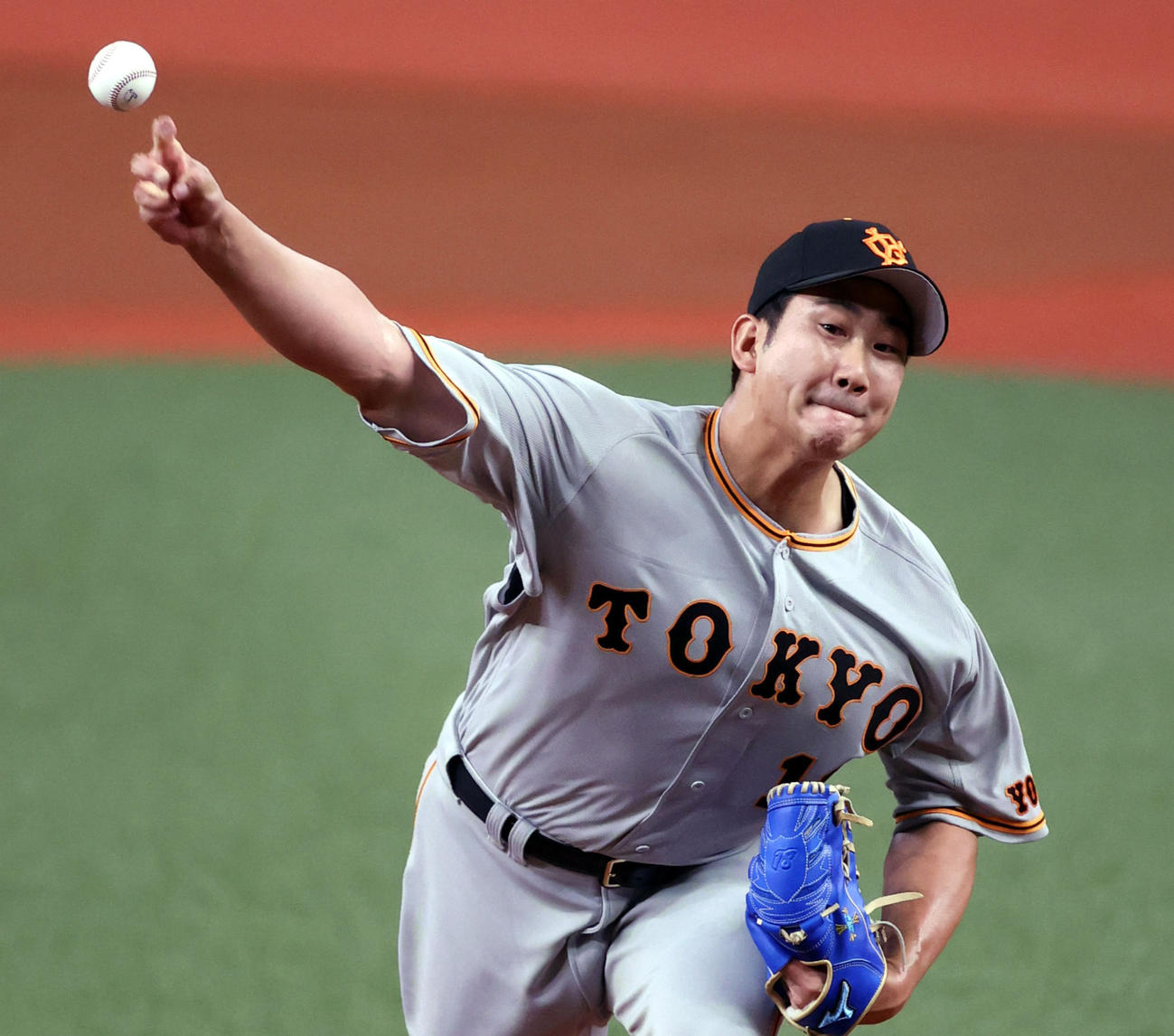オリックス対巨人　巨人先発の菅野（撮影・狩俣裕三）
