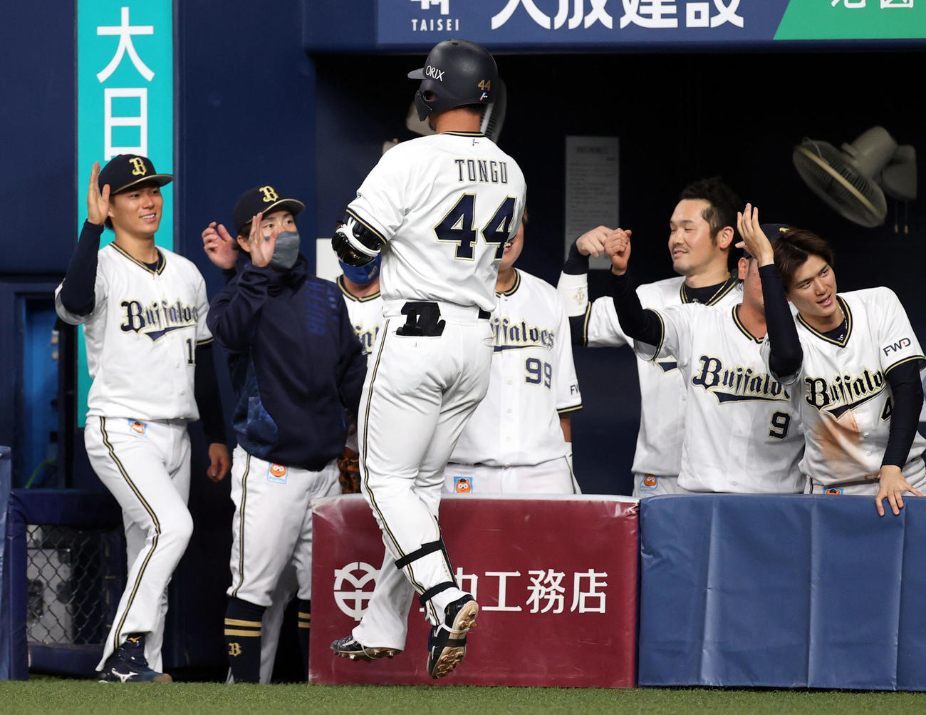 オリックス対巨人　8回裏オリックス2死二塁、2点本塁打を放った頓宮（手前）を迎える山本（左端）らオリックスベンチ（撮影・狩俣裕三）