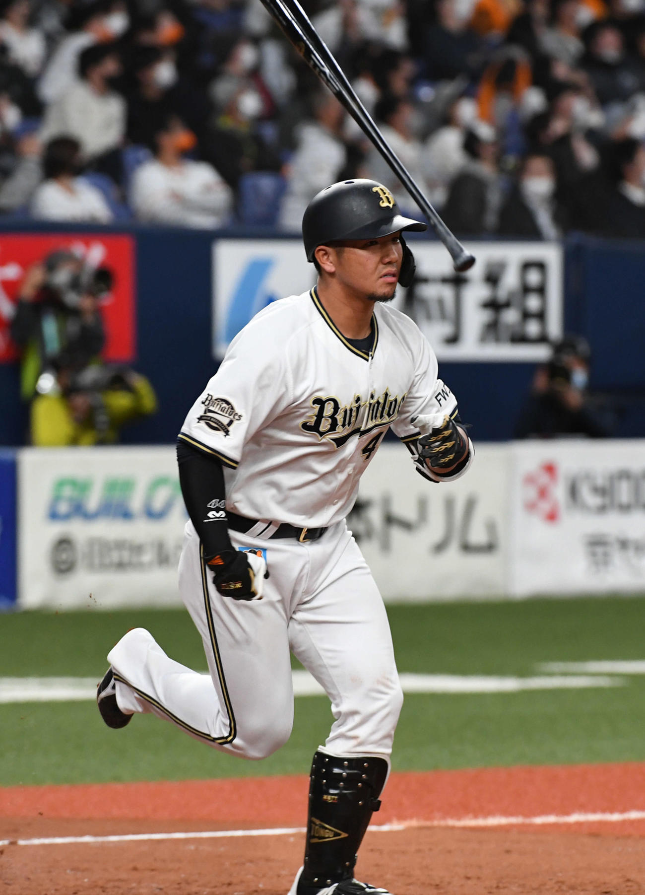 オリックス対巨人　8回裏オリックス2死二塁、左越え2点本塁打を放つ頓宮（撮影・前岡正明）