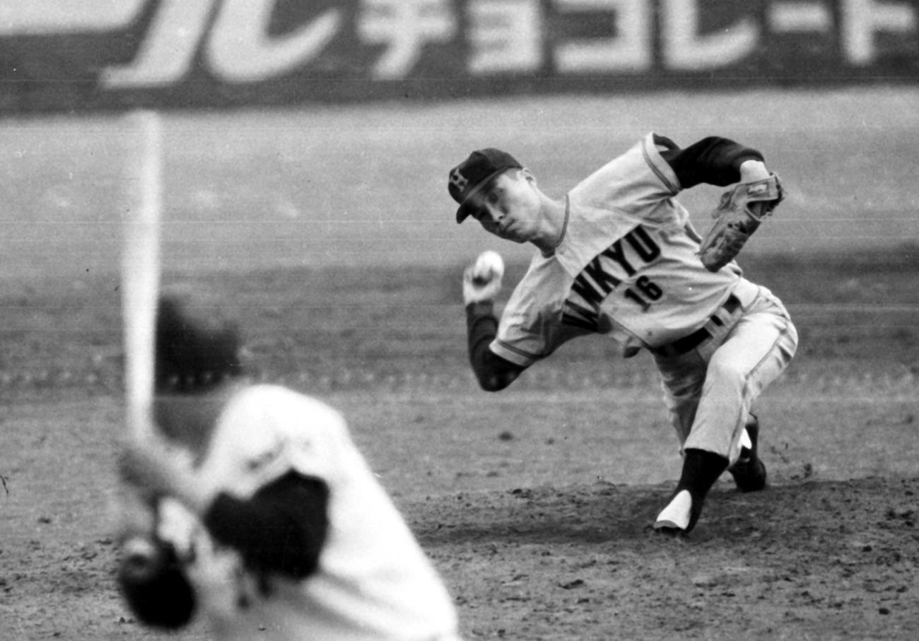 67年、巨人との日本シリーズで力投する阪急足立光宏
