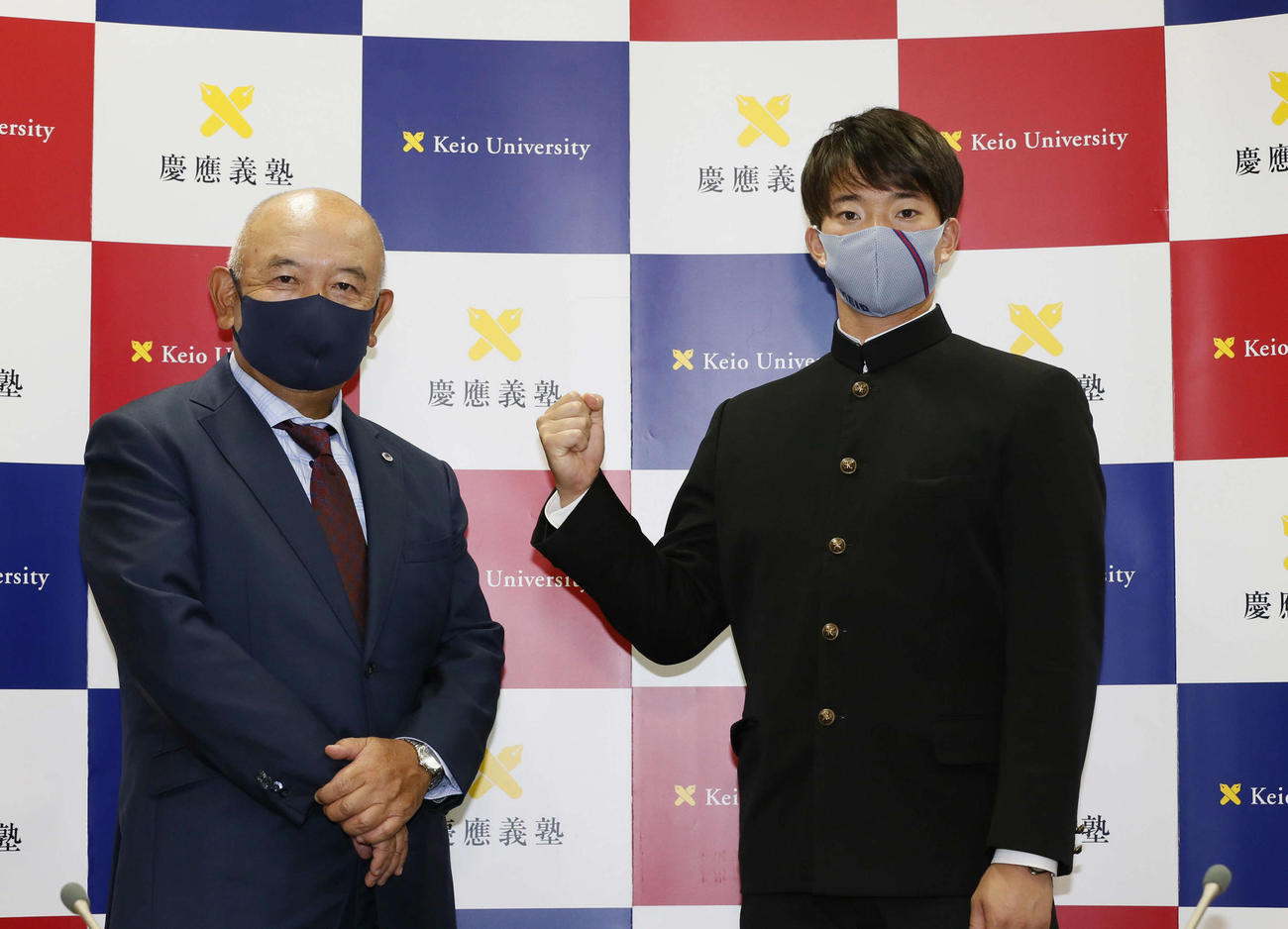 慶大・堀井哲也監督（左）とヤクルト1位指名を喜ぶ