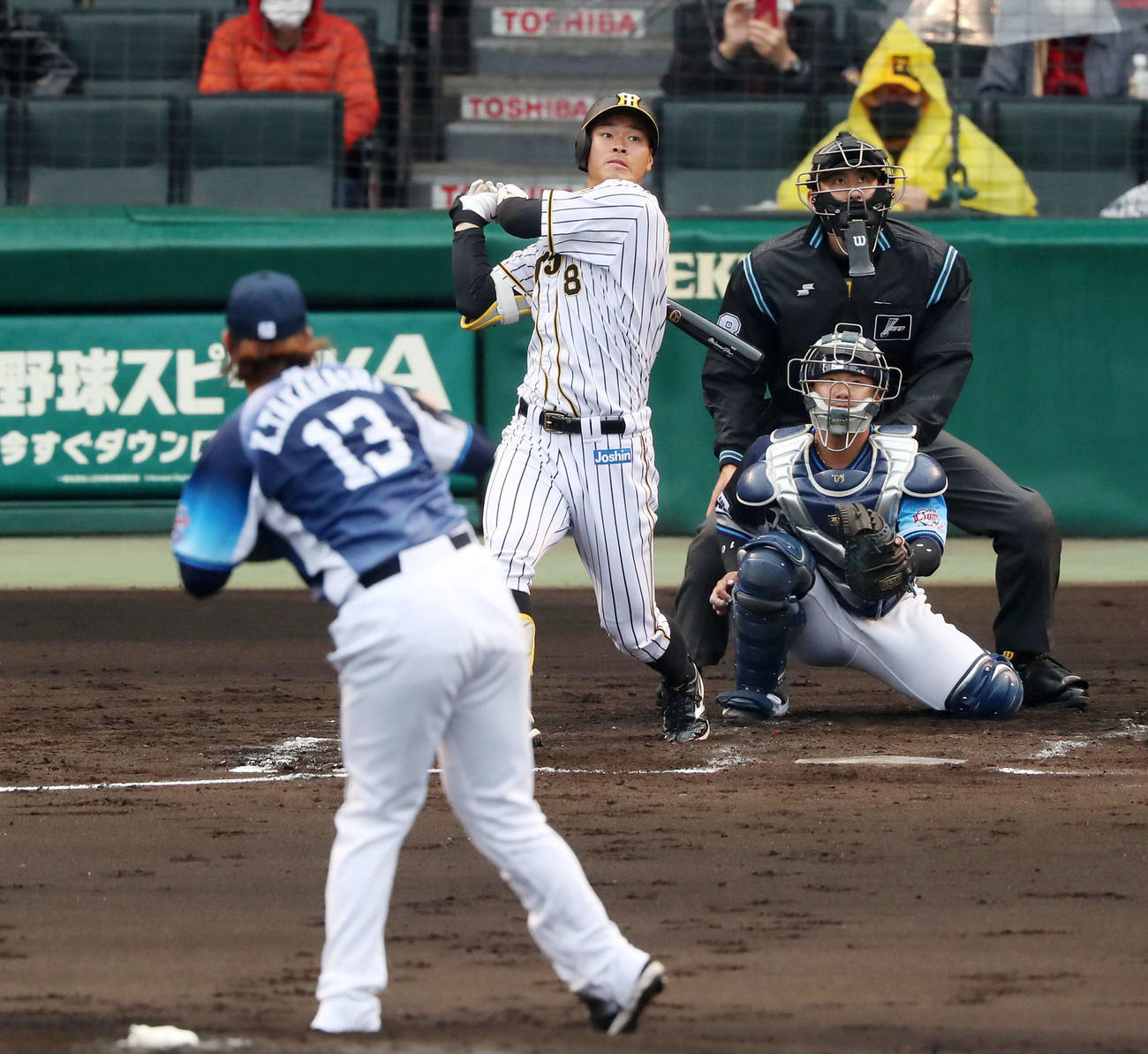 12日の阪神対西武　2回裏阪神無死、佐藤輝は左越え本塁打を放つ。投手高橋（撮影・加藤哉）