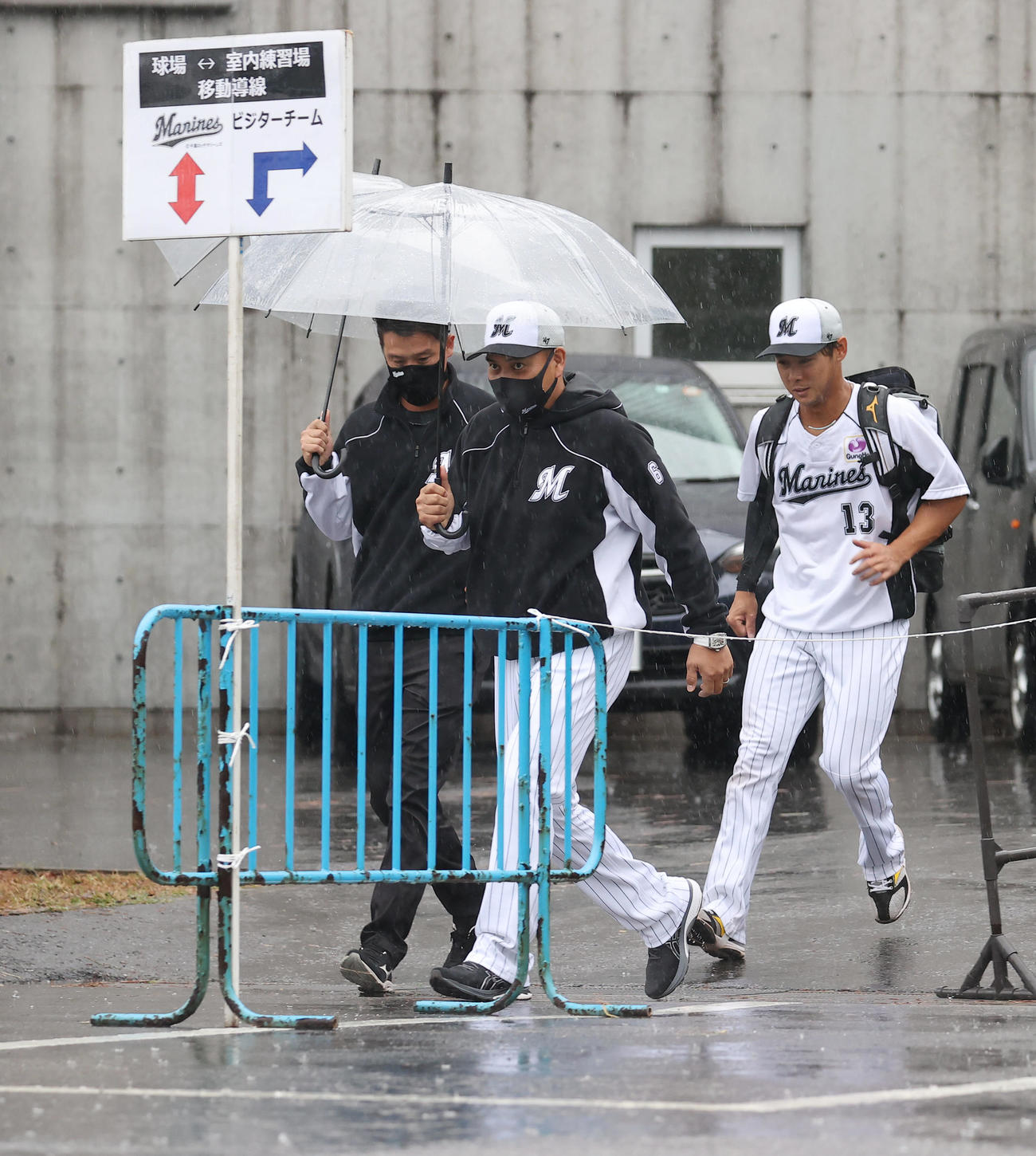 ロッテ対中日　雨天中止となり室内での練習を終え引き揚げるロッテ井口監督（中央）。右は平沢（撮影・垰建太）