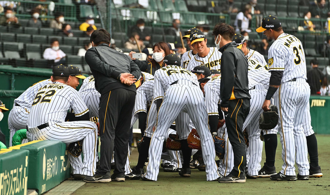 円陣で声だしをする佐藤輝明（左）（撮影・上田博志）