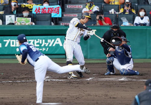 阪神対西武　6回裏阪神無死一塁、佐藤輝は空振り三振、左は平良（撮影・加藤哉）