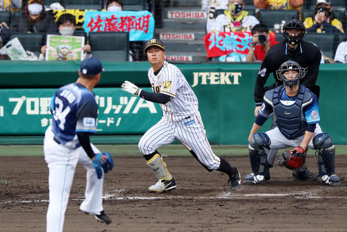 阪神対西武　8回裏阪神無死、佐藤輝は中飛を放つ、左は佐野（撮影・加藤哉）
