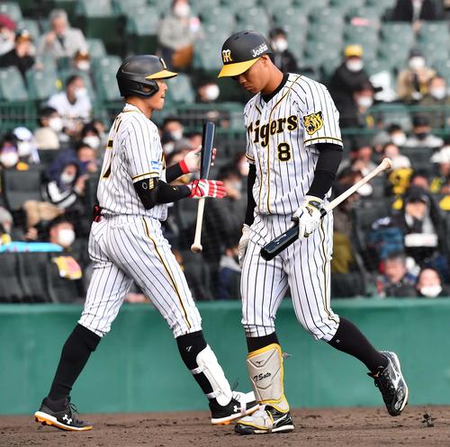 6回裏阪神無死一塁、三振に倒れる佐藤輝明（撮影・上田博志）