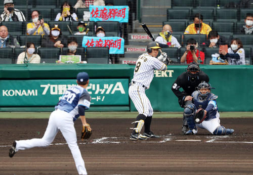 阪神対西武　2回裏阪神2死、佐藤輝は四球を選んで出塁する、左は浜屋（撮影・加藤哉）