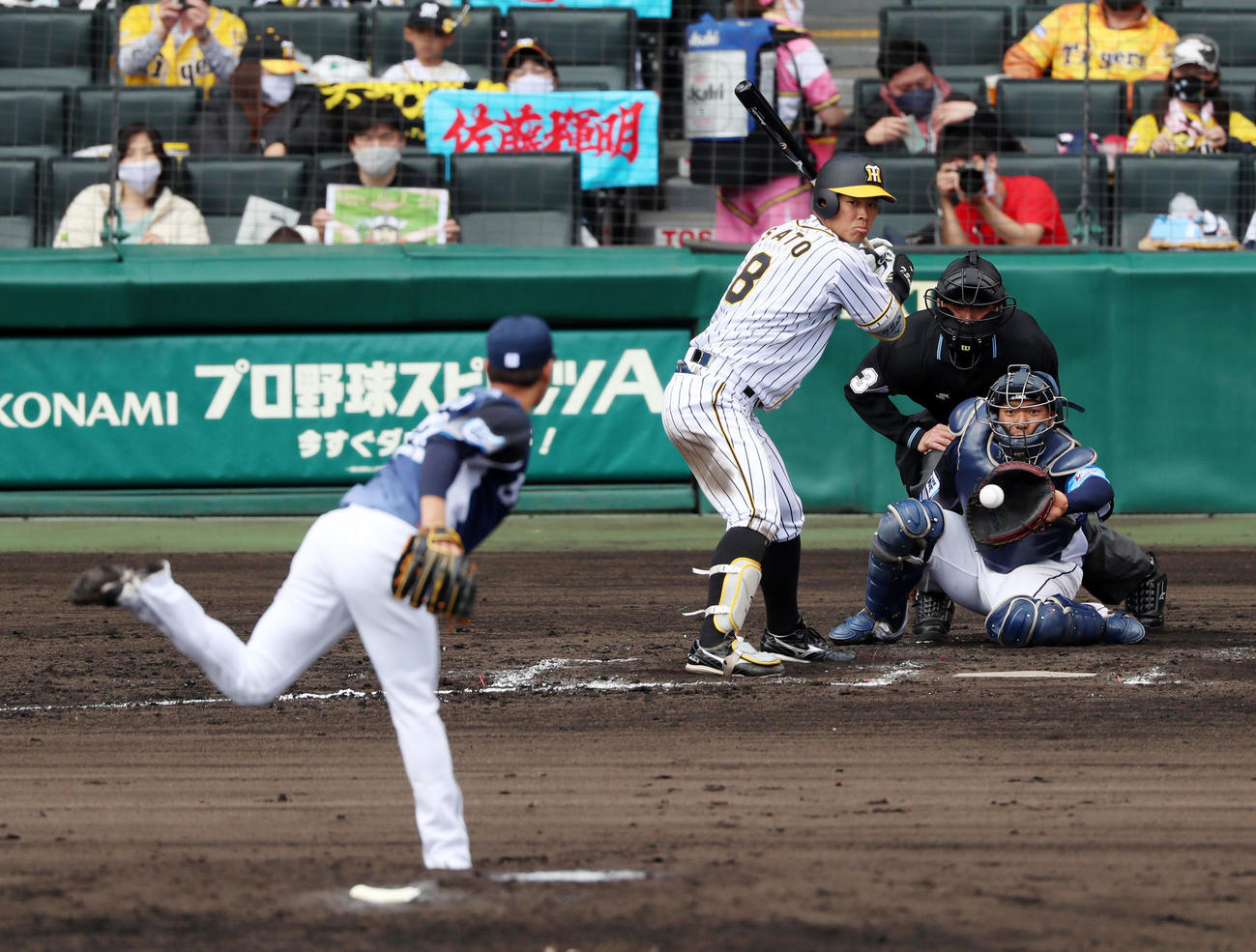 阪神対西武　4回裏阪神1死一、二塁、佐藤輝明は見逃し三振、左は浜屋（撮影・加藤哉）