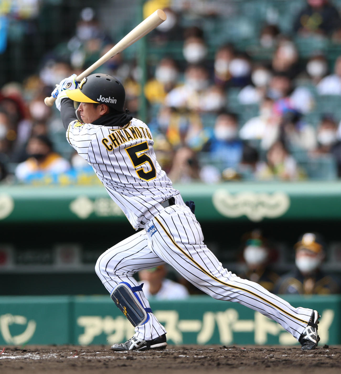 阪神対西武　5回裏阪神1死、近本は右越え本塁打を放つ（撮影・上山淳一）