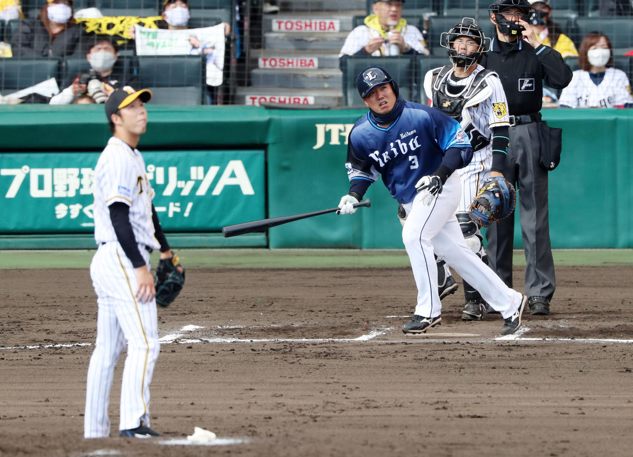 阪神対西武　6回表西武1死満塁、山川は左越え満塁本塁打を放つ、左は青柳（撮影・加藤哉）