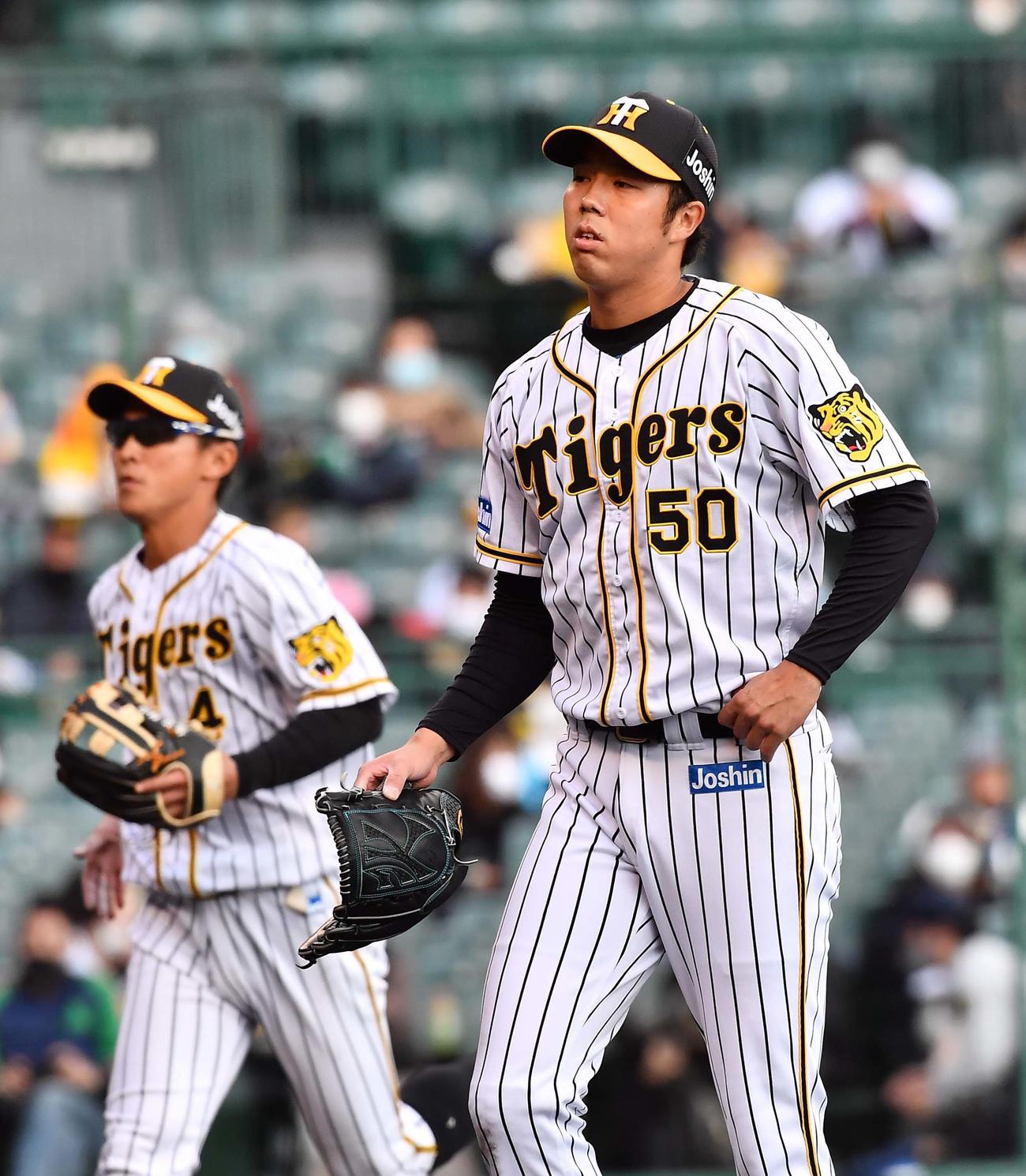 6回、逆転を許しベンチに引き揚げる青柳晃洋（撮影・上田博志）
