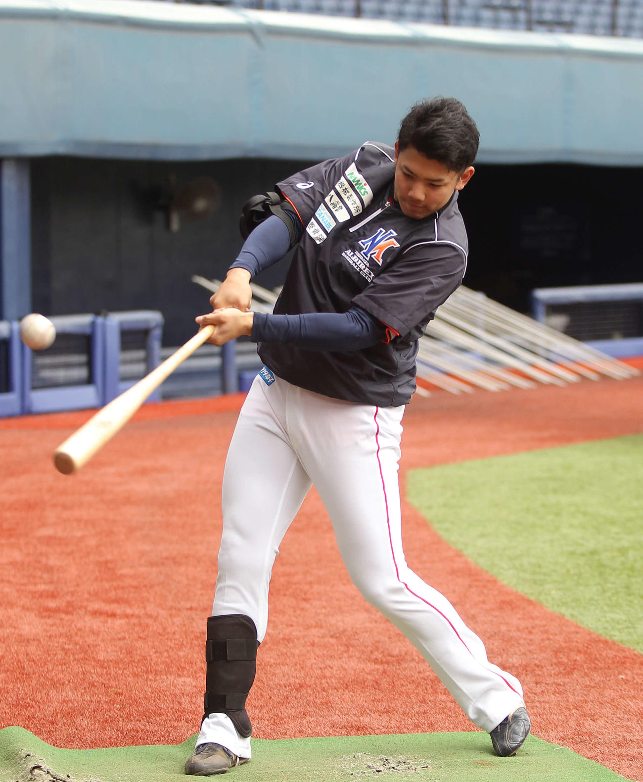 ティー打撃に励む内藤