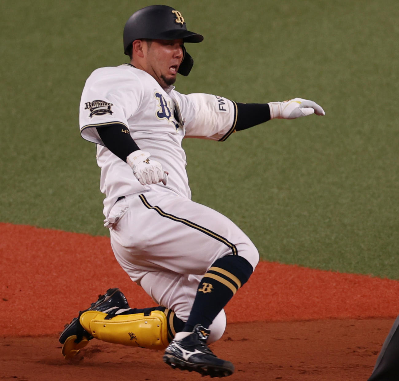 オリックス対巨人　5回裏オリックス2死、左へ二塁打を放つ大下誠一郎（撮影・清水貴仁）