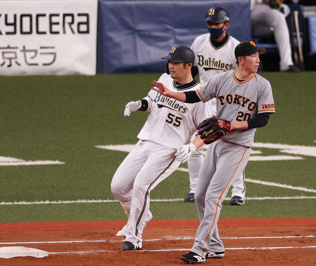 オリックス対巨人　5回裏オリックス2死二塁、T－岡田の打球を一塁手秋広優人が失策で失点する戸郷翔征（撮影・清水貴仁）＝2021年3月13日、京セラドーム大阪