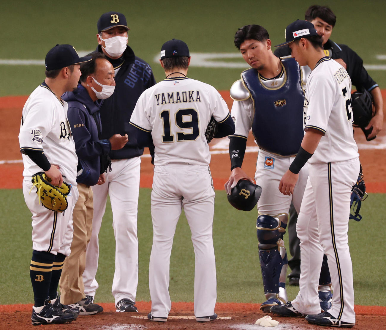 オリックス対巨人　7回表巨人1死一、二塁、登板中に異変ありでトレーナーと話す山岡泰輔（撮影・清水貴仁）