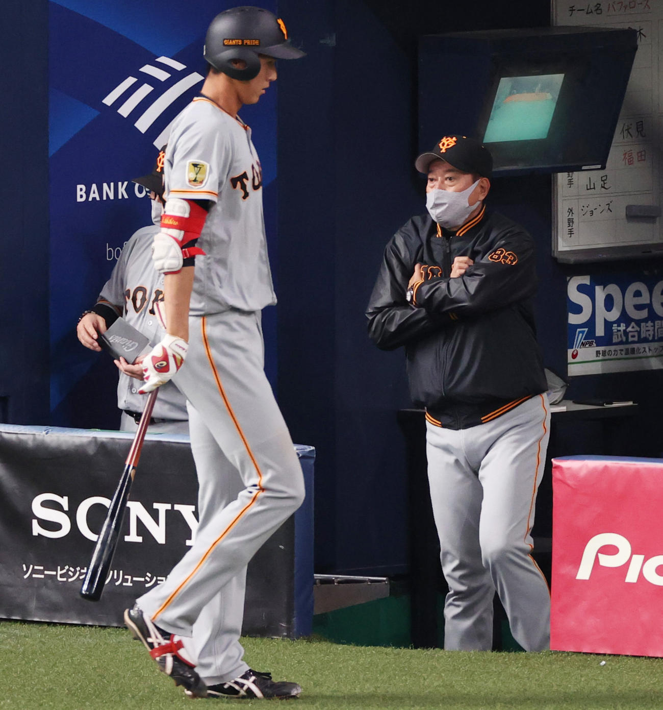 オリックス対巨人　8回表巨人1死、オリックス山岡泰輔の前に見逃し三振に終わる秋広優人（左）、右は原辰徳監督（撮影・清水貴仁）
