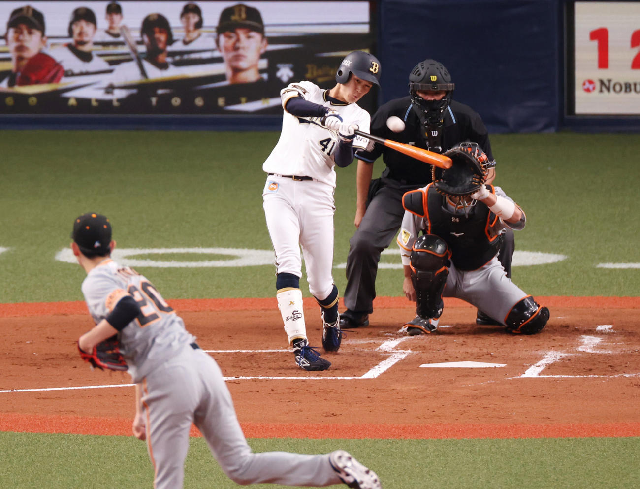 オリックス対巨人　1回裏オリックス無死、右越え先制本塁打を放つ佐野皓大（撮影・清水貴仁）