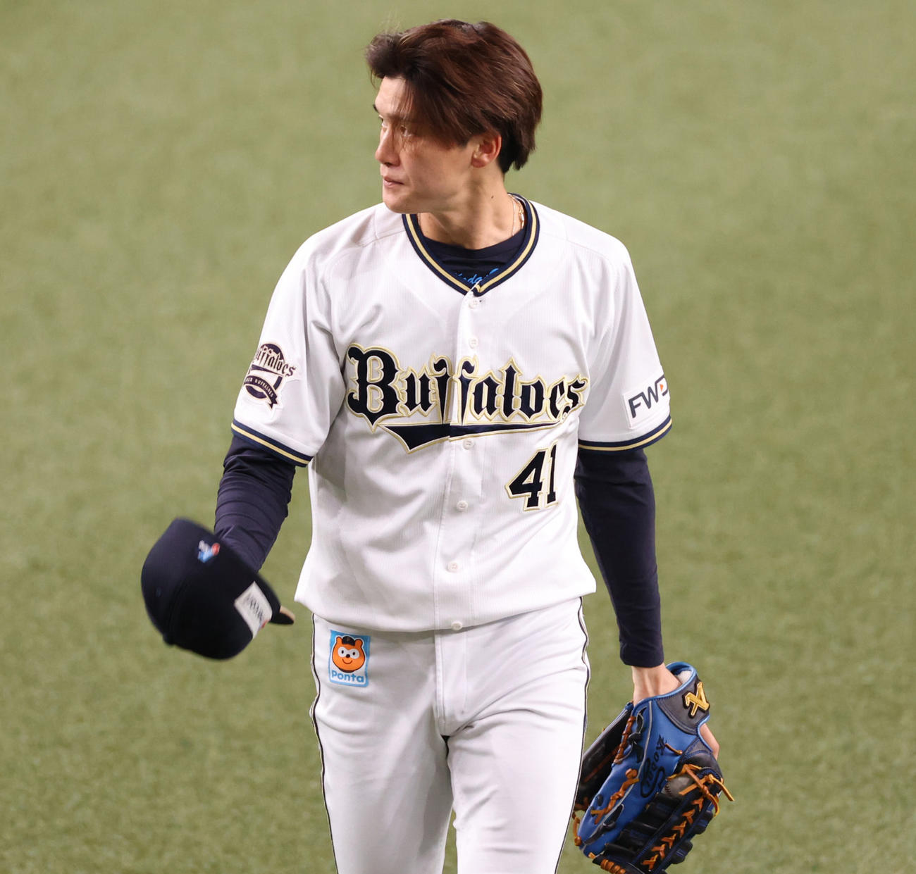 オリックス対巨人　1回に先頭打者本塁打を放った佐野皓大はファンの拍手に帽子を取る（撮影・清水貴仁）