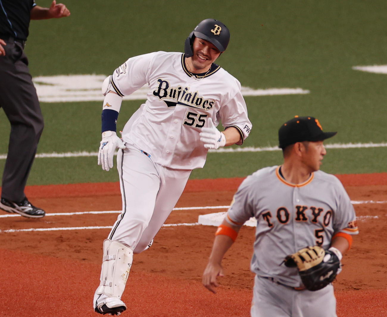 オリックス対巨人　3回裏オリックス2死、中三塁打を放つT－岡田（撮影・清水貴仁）
