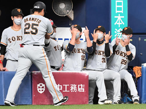 オリックス対巨人　4回表巨人無死、中越え本塁打を放った岡本和（左）を迎える巨人ナイン（撮影・前岡正明）