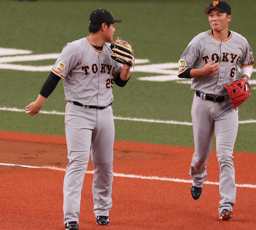 オリックス対巨人　4回、同点本塁打を放った岡本和真（左）に坂本勇人が声をかける（撮影・清水貴仁）