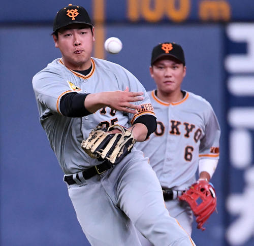 オリックス対巨人　5回裏オリックス1死、宜保の三塁ゴロを送球する岡本和（撮影・前岡正明）