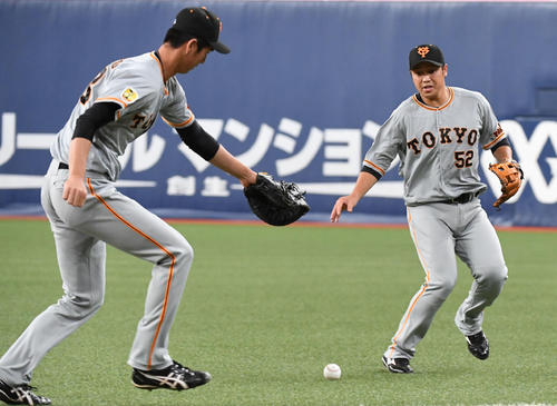 オリックス対巨人　5回裏オリックス2死二塁、T－岡田の一塁への打球を後逸した秋広（左）。右は北村（撮影・前岡正明）