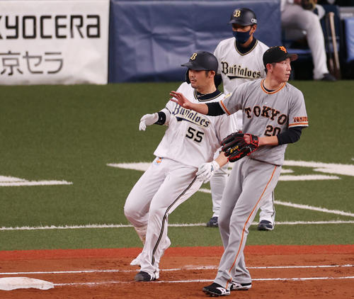 オリックス対巨人　5回裏オリックス2死二塁、T－岡田の打球を一塁手秋広優人が失策で失点する戸郷翔征（撮影・清水貴仁）＝2021年3月13日、京セラドーム大阪