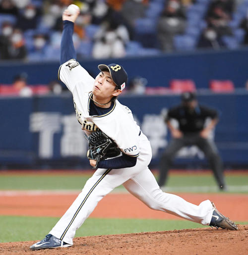 オリックス対巨人　オリックス2番手の山岡（撮影・前岡正明）