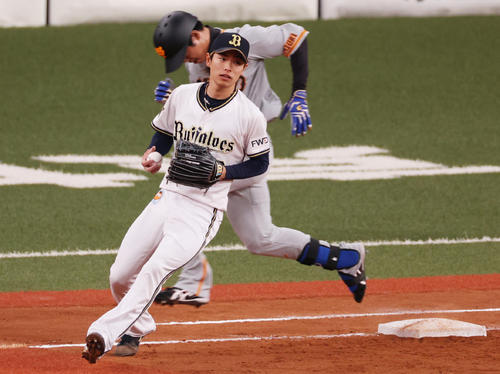 オリックス対巨人　7回表巨人2死一、二塁、松原聖弥を一ゴロに抑える山岡泰輔（撮影・清水貴仁）