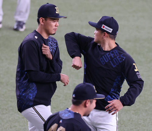 オリックス対巨人　練習でファイティングポーズを取りパンチを繰り出す金田和之（左）と富山凌雅（撮影・清水貴仁）